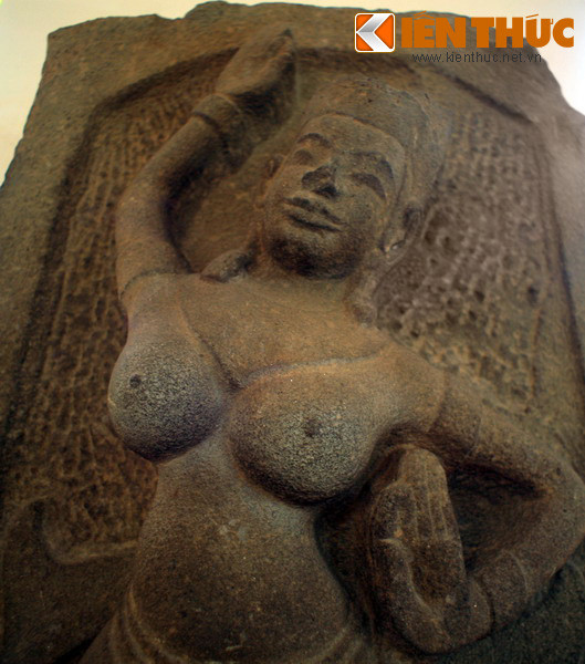 Bên cạnh các vị thần, hình tượng vũ nữ cũng thường xuất hiện trong các tác phẩm điêu khắc Chăm. Trong ảnh là tượng vũ nữ được khai quật tại di tích tháp Mẫm, Bình Định, niên đại thế kỷ 13.