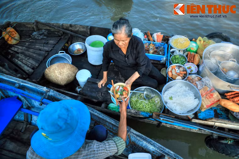 Như mọi khu chợ trên đất liền, những người phụ nữ đóng vai trò hết sức quan trọng ở các chợ nổi. Ảnh: Quán ăn trên thuyền của một cụ bà ở chợ nổi Cái Răng.