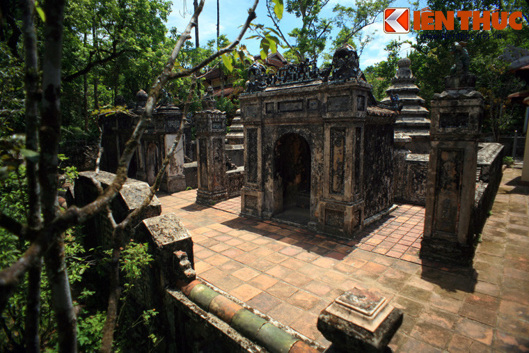 Nằm ở phường Thủy Xuân của TP Huế, chùa Từ Hiếu hay Tổ đình Từ Hiếu là một trong những ngôi cổ tự lớn của cố đô Huế. Không chỉ nổi tiếng với khu nghĩa trang cổ của hoàng gia nhà Nguyễn, chùa còn có nhiều tháp mộ Phật giáo cổ độc đáo.