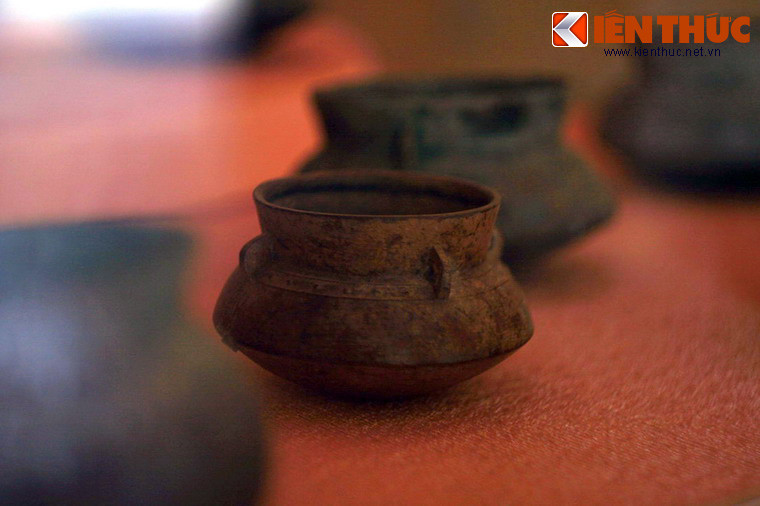 Trước tình hình này, thủ lĩnh quân đội Tây Sơn là Nguyễn Huệ liền cho thủy quân mai phục sẵn ở đoạn sông Rạch Gầm - Xoài Mút, còn bộ binh và pháo binh thì mai phục ở trên bờ. Ảnh: Nồi đồng quân dụng của quân Tây Sơn, hiện vật của khu di tích.