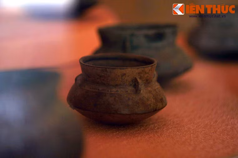 Trước tình hình này, thủ lĩnh quân đội Tây Sơn là Nguyễn Huệ liền cho thủy quân mai phục sẵn ở đoạn sông Rạch Gầm - Xoài Mút, còn bộ binh và pháo binh thì mai phục ở trên bờ. Ảnh: Nồi đồng quân dụng của quân Tây Sơn, hiện vật của khu di tích.