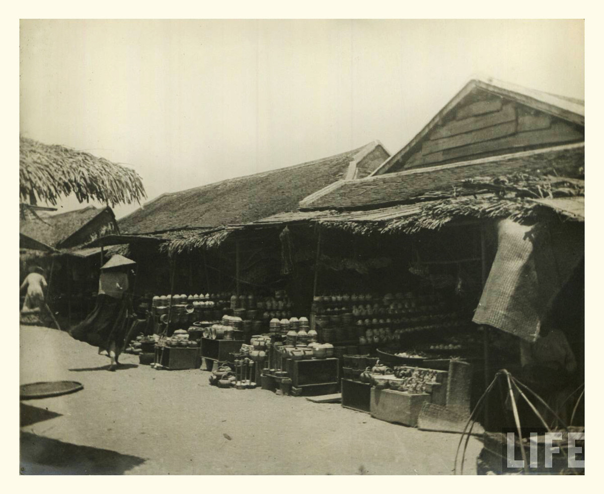 Một khu chợ ở Huế. Ảnh: Life.