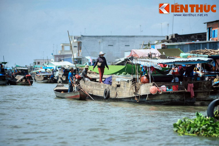 Vào thời hoàng kim, chợ nổi Cái Bè hoạt động suốt ngày đêm và thường là theo con nước lớn. Chợ họp từ 3 - 5 giờ sáng cho đến tận xế chiều.