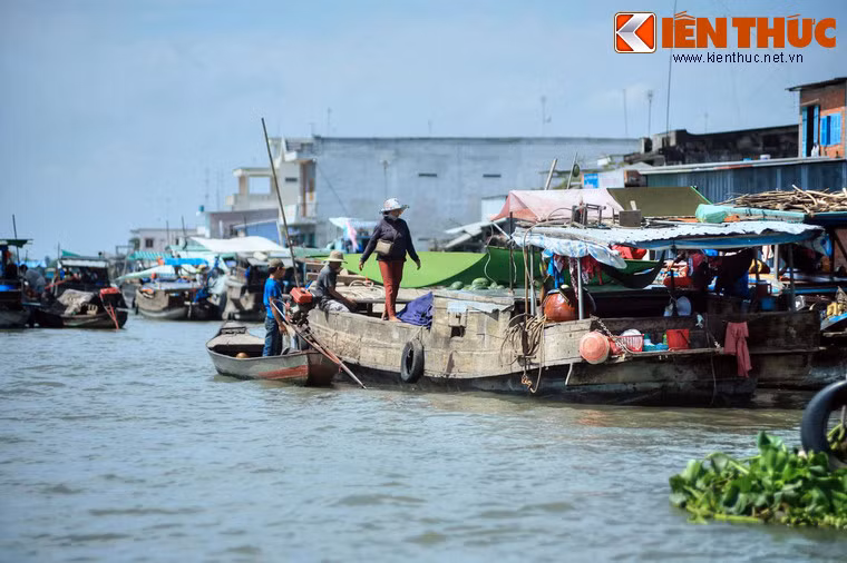 Vào thời hoàng kim, chợ nổi Cái Bè hoạt động suốt ngày đêm và thường là theo con nước lớn. Chợ họp từ 3 - 5 giờ sáng cho đến tận xế chiều.