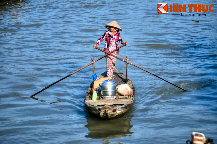 Nét văn hóa sông nước của Nam Bộ thể hiện rõ nét nhất của các khu chợ nổi có truyền thống lâu đời mà ngày nay nhiều khu chợ vẫn còn hoạt động sầm uất, như chợ nổi Cái Bè ở Tiền Giang, chợ nổi Cái Răng ở Cần Thơ. Ảnh: Một người phụ nữ ở chợ nổi Cái Bè.