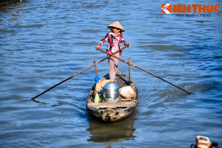 Nét văn hóa sông nước của Nam Bộ thể hiện rõ nét nhất của các khu chợ nổi có truyền thống lâu đời mà ngày nay nhiều khu chợ vẫn còn hoạt động sầm uất, như chợ nổi Cái Bè ở Tiền Giang, chợ nổi Cái Răng ở Cần Thơ. Ảnh: Một người phụ nữ ở chợ nổi Cái Bè.