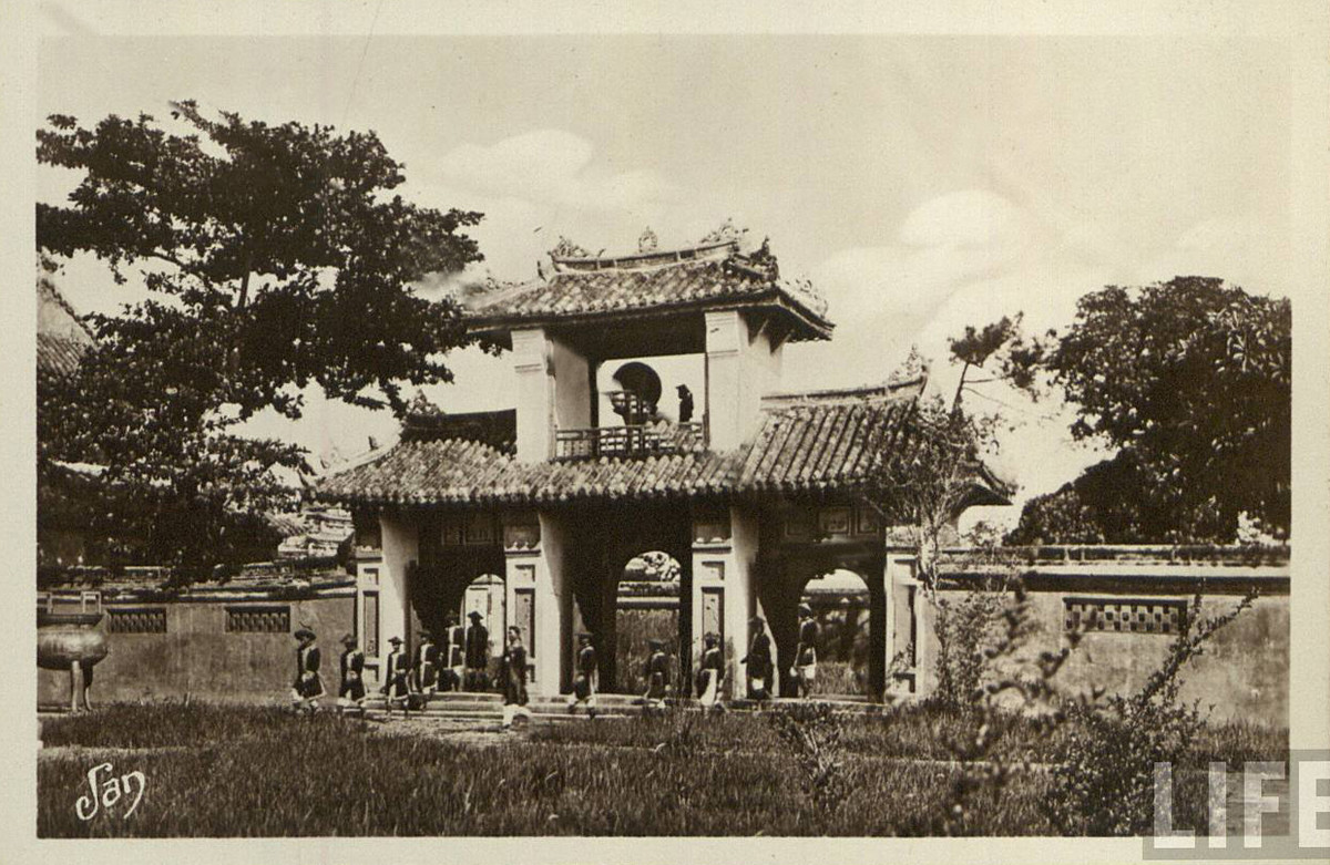 Cánh cổng bên phải Hiển Lâm Các, nhìn từ sân trước Thế Miếu trong Hoàng thành Huế. Ảnh: Life.