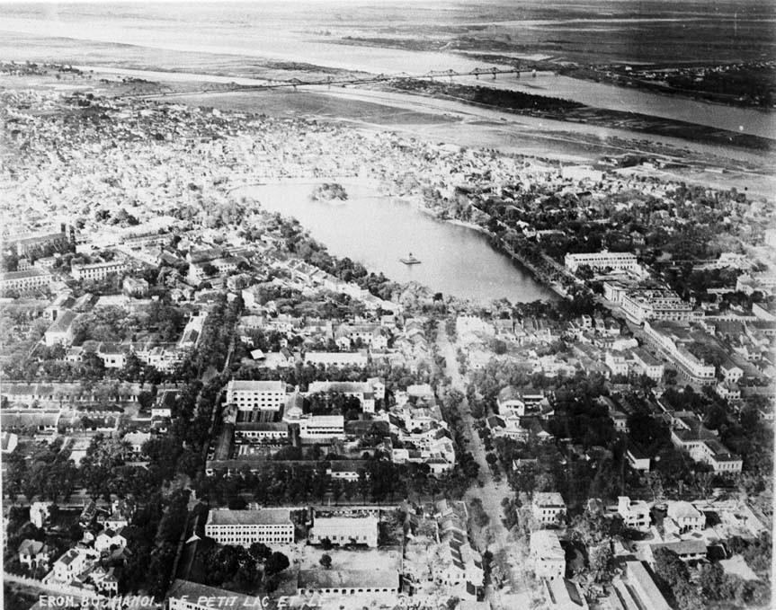 Toàn cảnh khu vực trung tâm Hà Nội với hồ Hoàn Kiếm ở giữa. Ảnh: Belle Indochine.