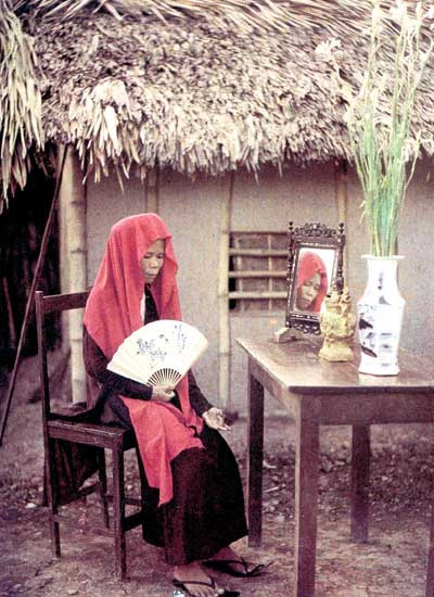 Chân dung một bà đồng. Ảnh: Léon Busy.