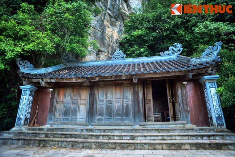 Đền thần Cao Sơn được xây tựa lưng vào núi, có hành lang ngăn cách với thung lũng ở phía trước, là nơi thờ vị thần cai quản vùng núi Vũ Lâm ở phía Nam kinh đô Hoa Lư xưa.