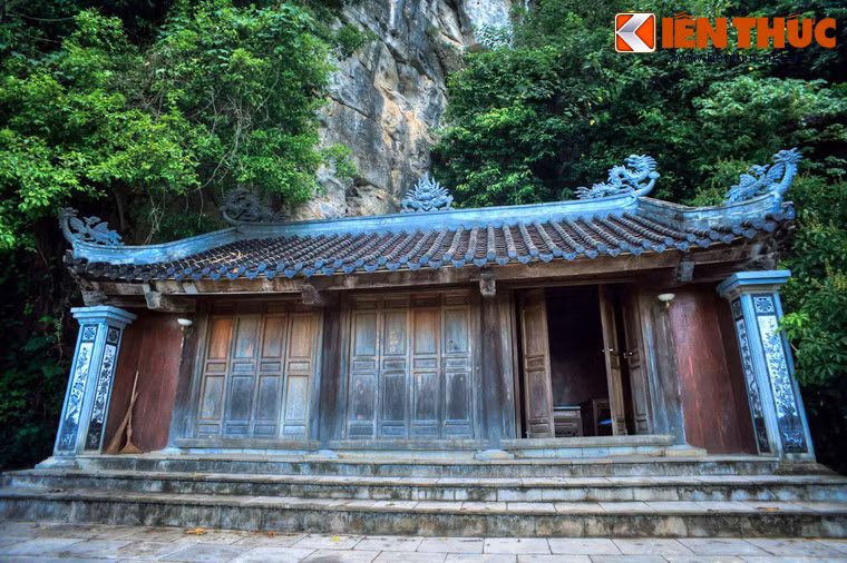 Đền thần Cao Sơn được xây tựa lưng vào núi, có hành lang ngăn cách với thung lũng ở phía trước, là nơi thờ vị thần cai quản vùng núi Vũ Lâm ở phía Nam kinh đô Hoa Lư xưa.