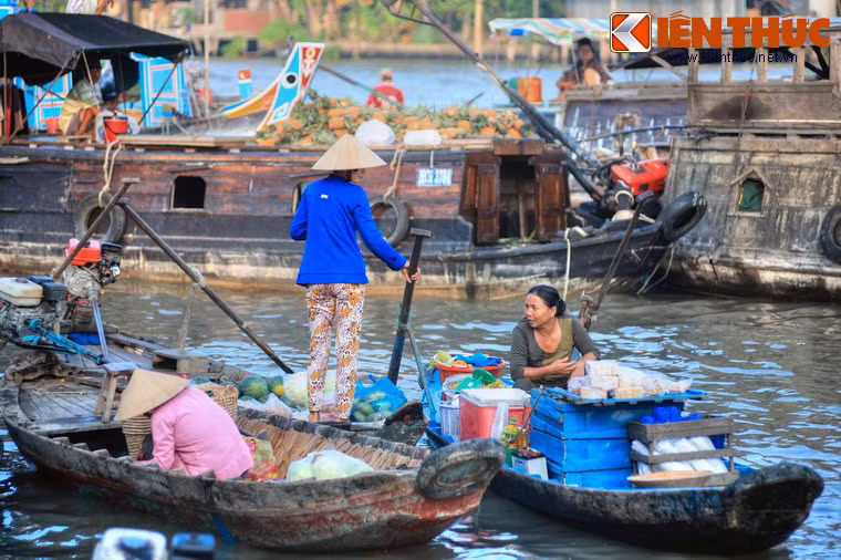 Hệ thống kênh rạch chằng chịt ở Nam Bộ không chỉ là mạng lưới giao thông huyết mạch mà còn là nơi người dân địa phương cư ngụ, buôn bán và tiến hành mọi sinh hoạt khác như các cư dân sống trên đất liền. Ảnh: Những người phụ nữ ở chợ nổi Ba Ngàn, Hậu Giang.