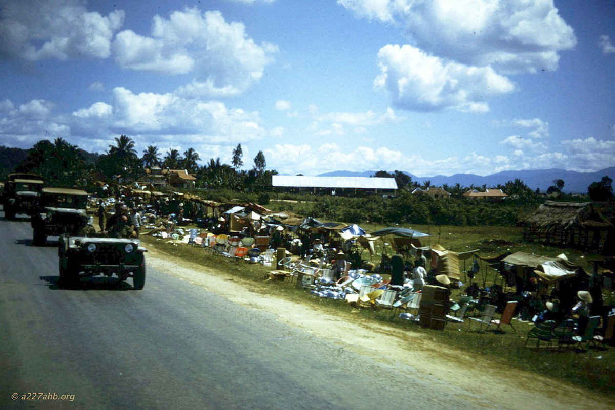 Dãy quầy hàng bán đồ gia dụng bên đường quốc lộ ở An Khê. Ảnh: A227ahb.org.