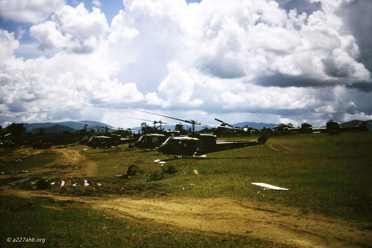 Những chiếc trực thăng UH-1 đậu trên bãi đất trống thuộc căn cứ Mỹ ở An Khê. Ảnh: A227ahb.org.