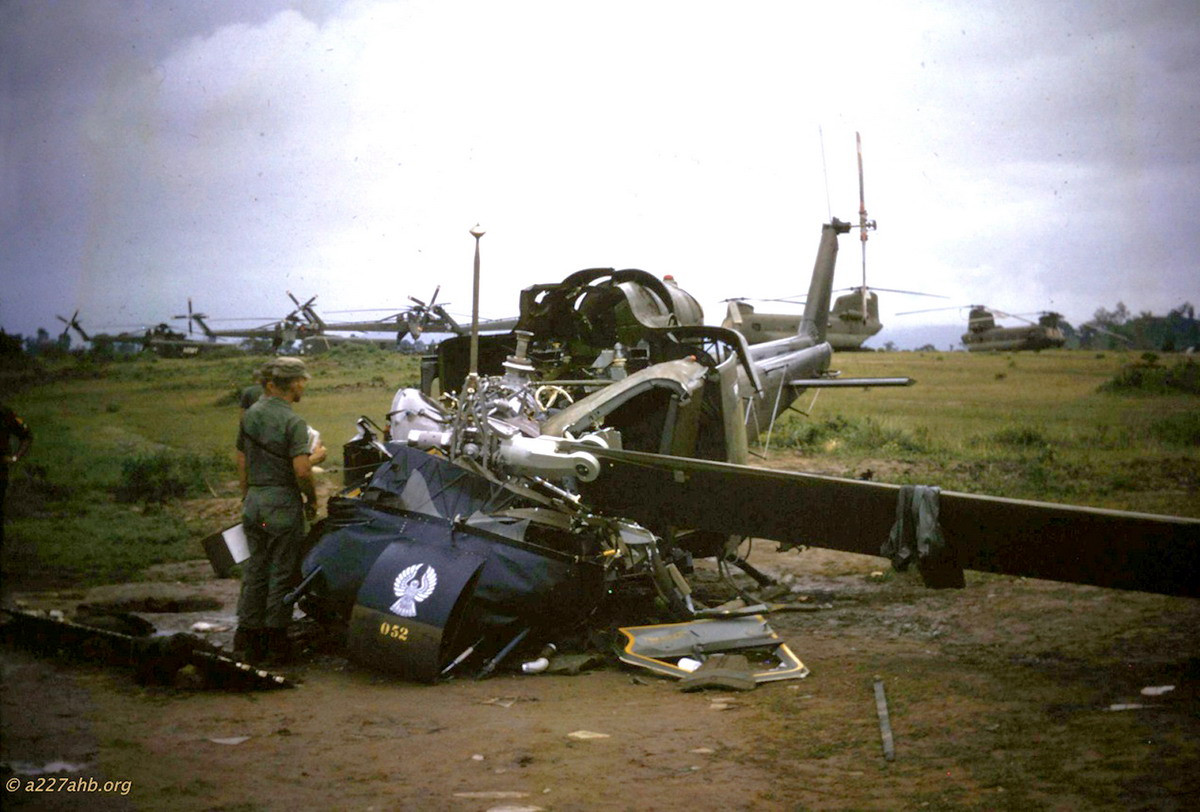 Xác một chiếc trực thăng UH-1 bị rơi ở An Khê. Ảnh: A227ahb.org.