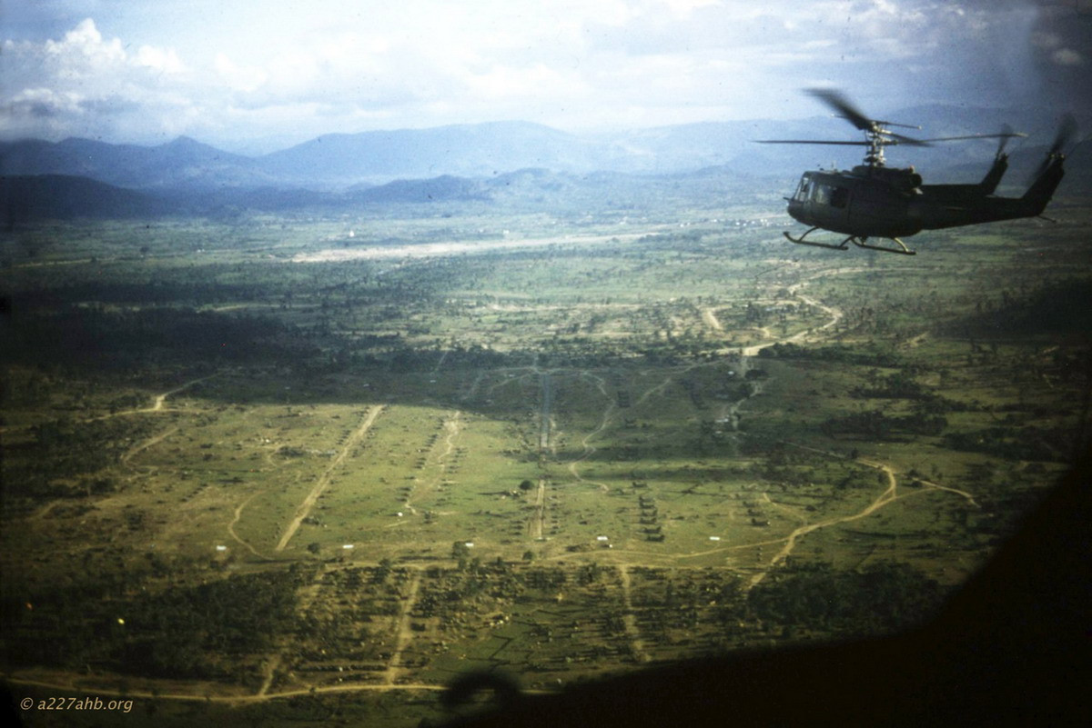 Căn cứ An Khê năm 1965 nhìn từ không trung với hàng chục chiếc trực thăng xếp hàng trên bãi cỏ. Ảnh: A227ahb.org.