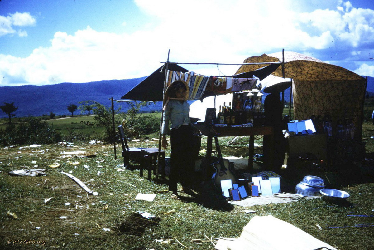 Một cửa hàng bán đủ thứ: Đồ lưu niệm, gương, chậu inox và rượu. Ảnh: A227ahb.org.