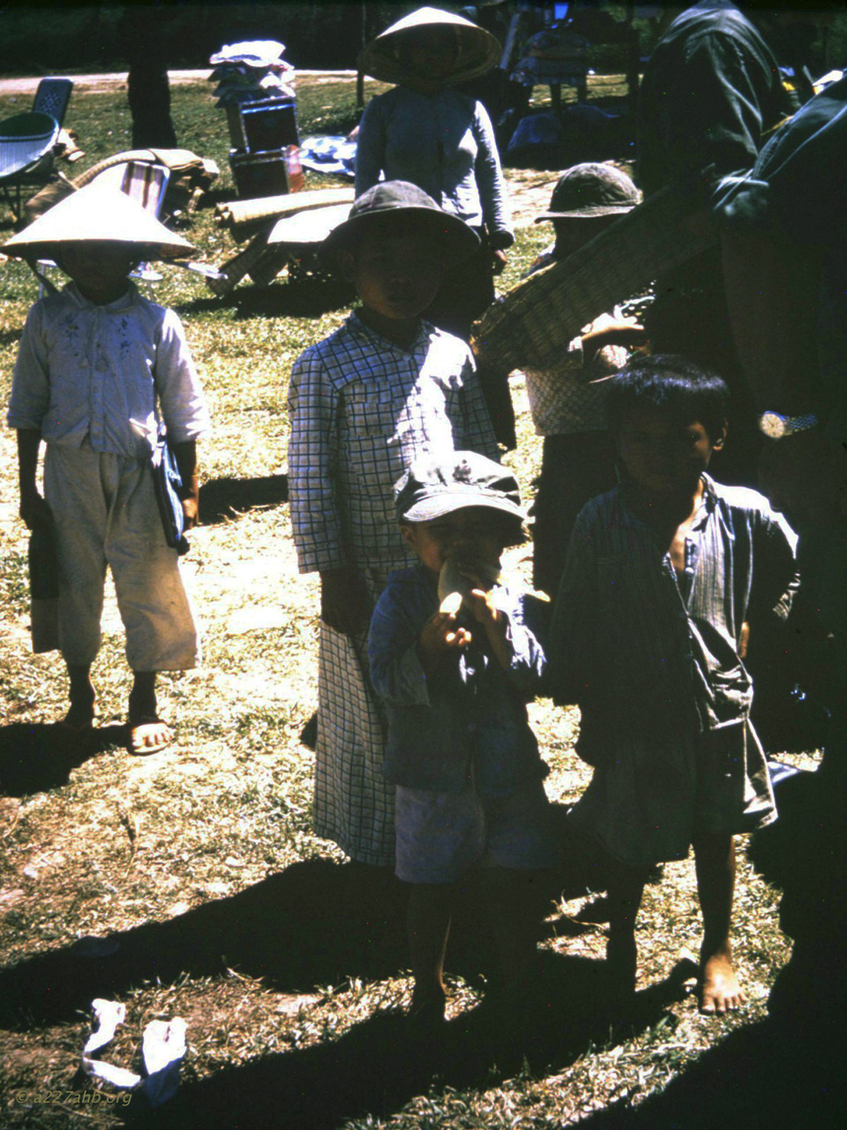 Những đứa trẻ bên đường quốc lộ. Ảnh: A227ahb.org.