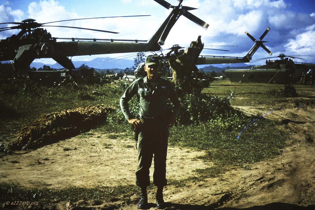 Dennis Boerner, tác giả bộ ảnh đứng ở sân bay trực thăng.Ảnh: A227ahb.org.