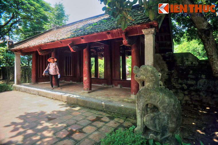 Sau bình phong là Ngọ môn quan (cổng ngoài) có ba gian lợp ngói, được chống đỡ bằng ba hàng cột gỗ. Bốn góc của công trình có bốn cột đá.