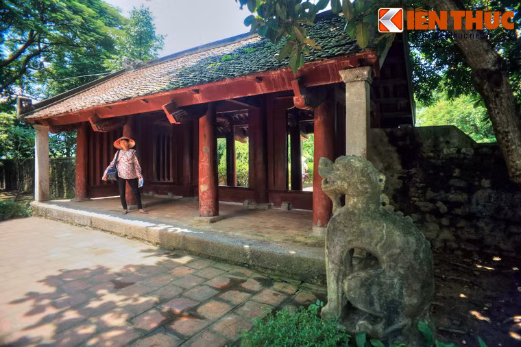 Sau bình phong là Ngọ môn quan (cổng ngoài) có ba gian lợp ngói, được chống đỡ bằng ba hàng cột gỗ. Bốn góc của công trình có bốn cột đá.