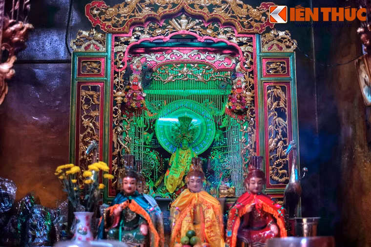 Bên phải là gian thờ bà Ngũ Hành, đại diện cho 5 yếu tố cơ bản trong ngũ hành, cai quản càn khôn, ban phát tài lộc cho bá tánh, phạt kẻ ác ...