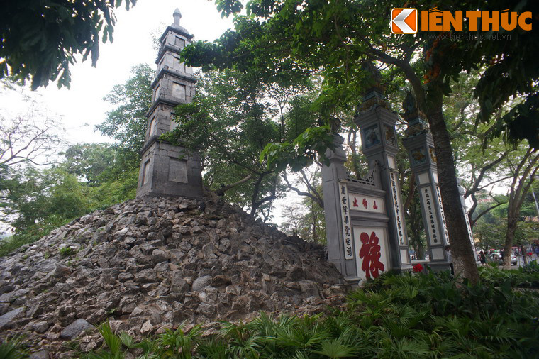 Tháp Bút được xây bằng đá, có năm tầng, bình đồ hình vuông, cao 28m. Tính cả núi Độc Tôn, chiều cao của tháp là 32m.