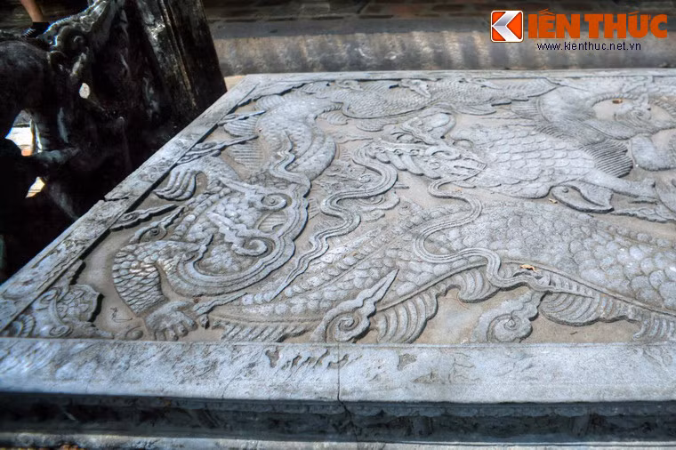 Đặc biệt, mặt long sàng thể hiện một hình tượng độc nhất vô nhị trong lịch sử điêu khắc Việt Nam, đó là rồng mang bàn tay phụ nữ. Chiếc long sàng này cùng long sàng trước Ngọ môn quan của đền đã được công nhận là Bảo vật quốc gia.