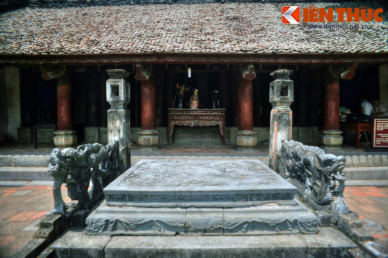 Sau lư hương là long sàng bằng đá có mặt và thành xung quanh chạm nổi, dài 1,8m, rộng 1,4m.