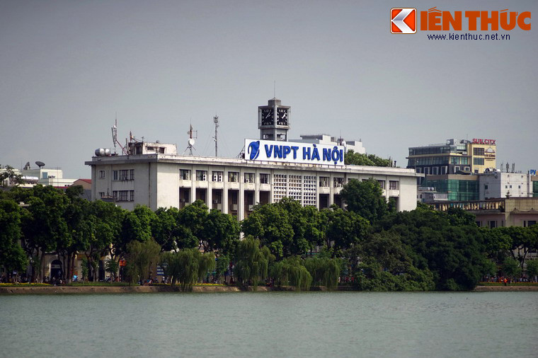 Trong lịch sử tồn tại của mình, Bưu điện Hà Nội đã trải qua nhiều biến cố lịch sử. Trong cuộc Kháng chiến toàn quốc tháng 12/1946, nhiều trận chiến ác liệt đã diễn ra tại đây qua lực lượng phòng thủ của Việt Minh và quân đội Pháp.