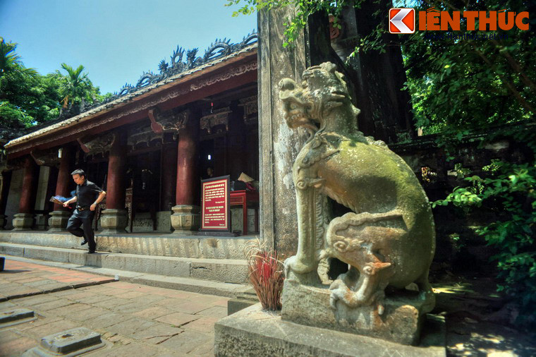 Ngoài hai chiếc long sàng Bảo vật quốc gia, đền thờ Vua Đinh có những bức tượng nghê đá được coi là chuẩn mực cho việc tạo hình linh vật Việt Nam.