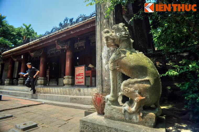 Ngoài hai chiếc long sàng Bảo vật quốc gia, đền thờ Vua Đinh có những bức tượng nghê đá được coi là chuẩn mực cho việc tạo hình linh vật Việt Nam.