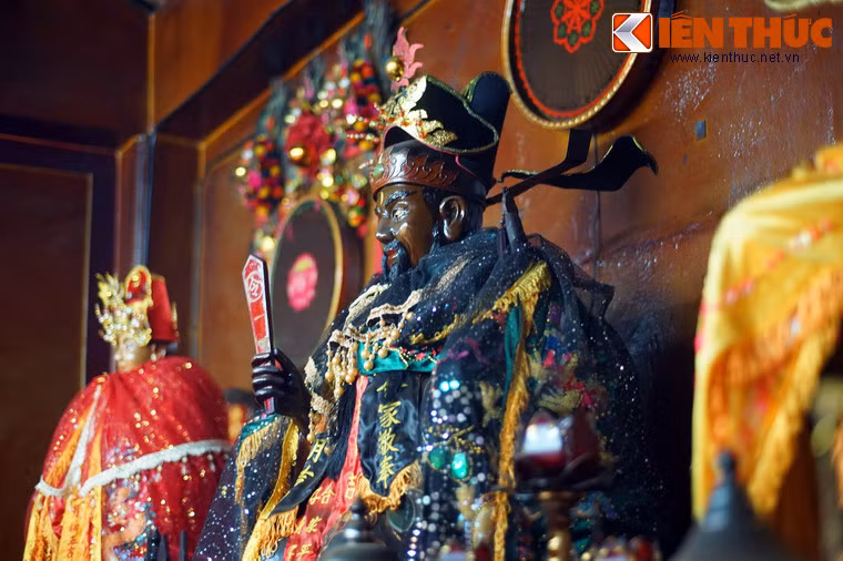 Theo một truyền thuyết, Bao Công chính là Sao Văn Khúc trên trời giáng trần đáp ứng nguyện vọng của người dân. Vì vậy, ngoài việc xử án ban ngày ở dương gian ban đêm ông còn phải xử án ở âm ty.