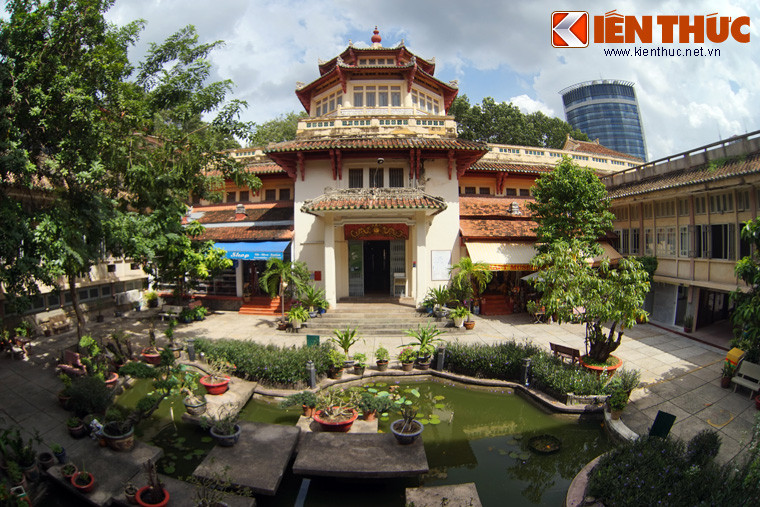 Tòa nhà của bảo tàng được khánh thành năm 1929, ban đầu là viện Bảo tàng mang tên Blanchard de la Brosse. Với kiến trúc Á - Âu kết hợp, đây được coi là một trong những công trình kiến trúc thuộc địa nổi bật của TP HCM.