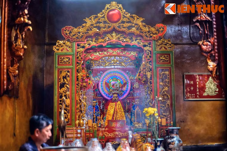 Phía bên trái là gian thờ ông Bổn Địa, là người coi sóc một vùng đất đai rộng lớn, ban phát lộc tài cho nhân gian.