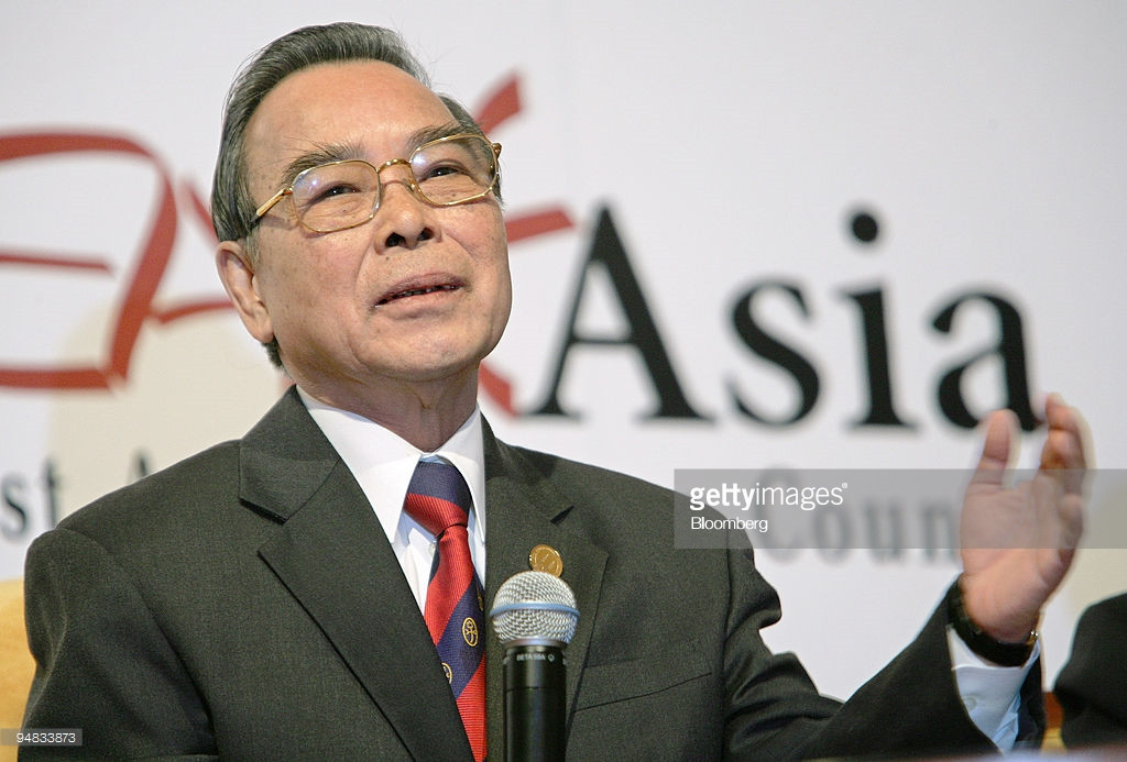  Ông Phan Văn Khải trả lời câu hỏi của cử tọa tại một hội nghị kinh doanh kết hợp với Hội nghị thượng đỉnh ASEAN tại Kuala Lumpur, Malaysia, ngày 11/12/2005.