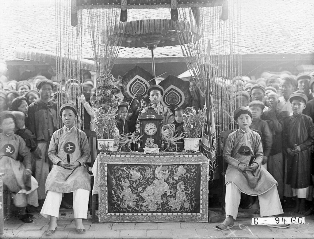 Quân tướng (giữa) và hai quân sĩ (hai bên) của bên con trai.