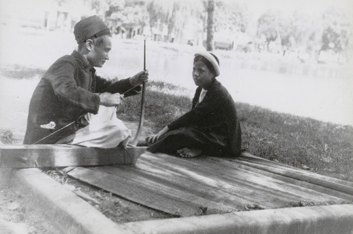 Gánh hát xẩm của nghệ sĩ mù bên bờ hồ Hoàn Kiếm. Ảnh: Musée de l'Homme.