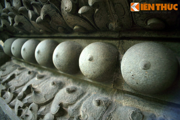 Gây ấn tượng đặc biệt là những đài thờ lớn được trang trí cả dãy bầu vú bao quanh. Những tác phẩm này có niên đại từ khoảng thế kỷ 10 trở về sau.