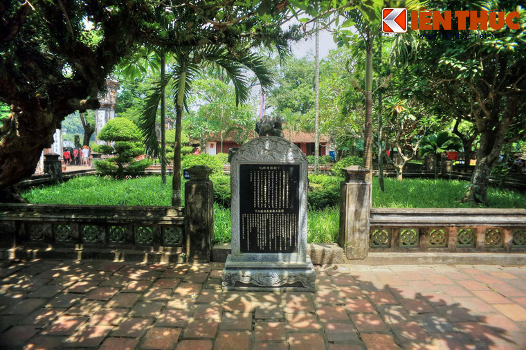 Khuôn viên đền có nhiều tán cây đại thụ, các vườn cây ăn quả, cây cảnh đan xen nhau càng tôn thêm vẻ đẹp, sự tôn nghiêm của ngôi đền thiêng.