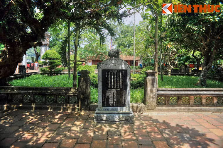 Khuôn viên đền có nhiều tán cây đại thụ, các vườn cây ăn quả, cây cảnh đan xen nhau càng tôn thêm vẻ đẹp, sự tôn nghiêm của ngôi đền thiêng.