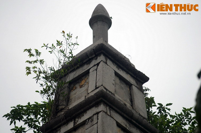 Đỉnh Tháp Bút được tạo hình như một đầu bút lông dựng ngược. Cả cán và ngòi bút cao 0,9m.