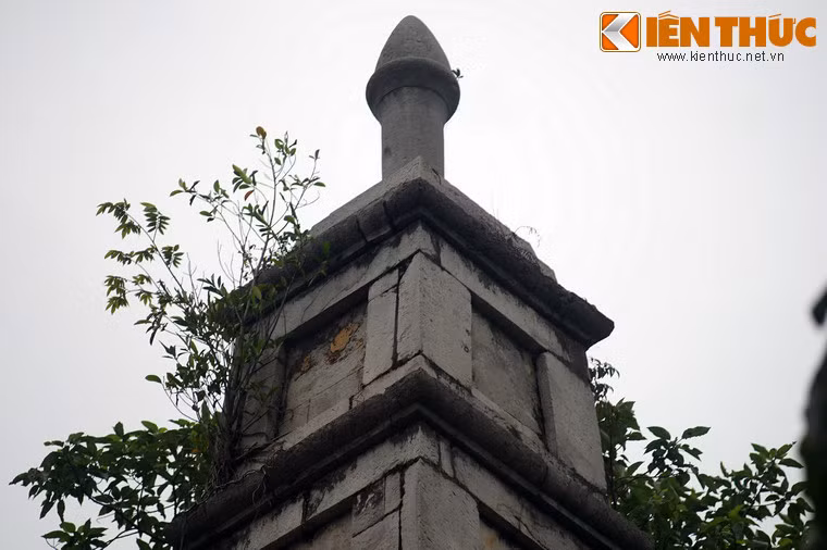 Đỉnh Tháp Bút được tạo hình như một đầu bút lông dựng ngược. Cả cán và ngòi bút cao 0,9m.