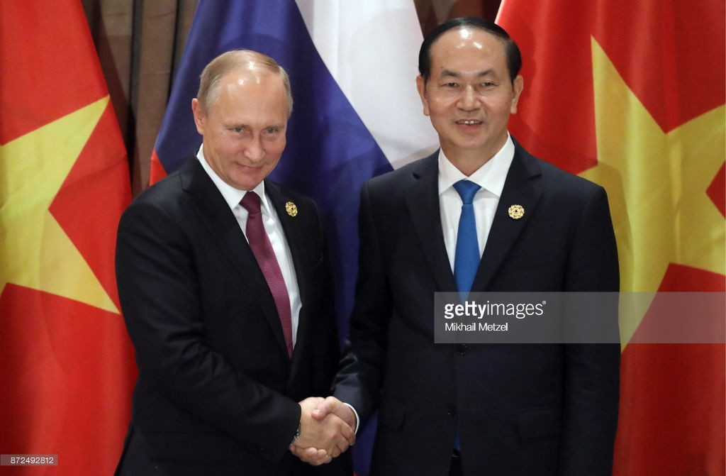  Tổng thống Putin bắt tay Chủ tịch nước Trần Đại Quang trong khuôn khổ Hội nghị APEC 2017 diễn ra tại thành phố Đà Nẵng, 10/11/2017. Ảnh: Getty.