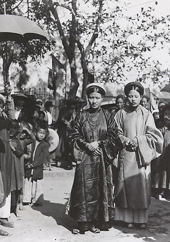 Hai cô gái đóng vai quân cờ trong một cuộc chơi cờ người ở miền Bắc.