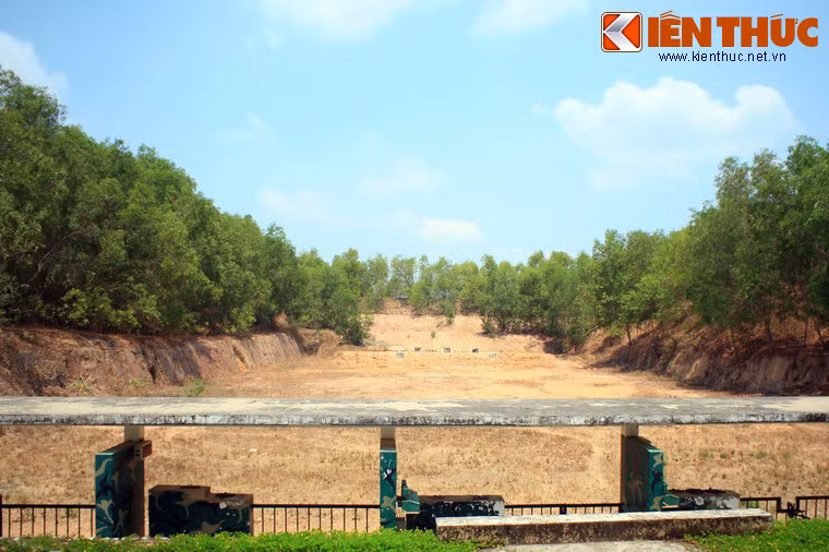 Nằm ở phía nam Khu di tích Địa đạo Củ Chi, trường bắn Củ Chi cũng là một địa điểm thu hút khách, đặc biệt là nam giới. Đây là nơi du khách có thể giải trí với... súng đạn quân dụng. Các mẫu súng ở đây đều đã từng được sử dụng trong cuộc chiến tranh Việt Nam.