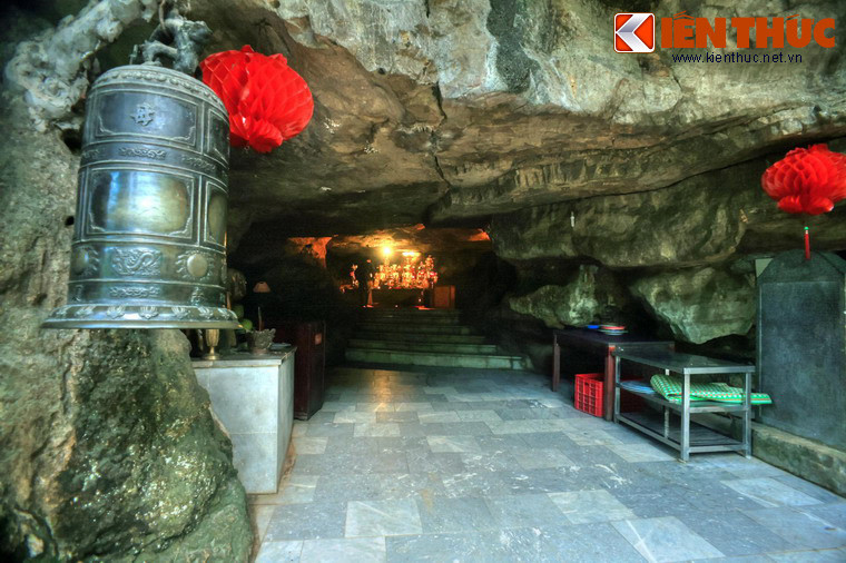 Lối vào động Tối. Động này lớn hơn hang Sáng, gồm 7 buồng, là nơi thờ Mẫu và Tiên.