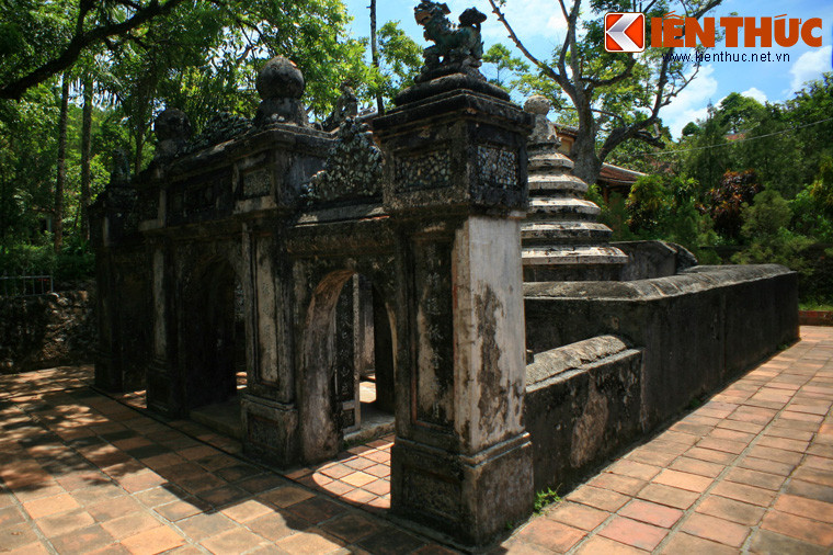 Các tháp mộ này có quy mô khá lớn, mang yếu tố kiến trúc Phật giáo kết hợp với kiến trúc cung đình nhà Nguyễn.