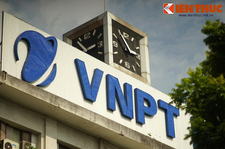 Điểm nhấn của công trình là tháp đồng hồ điểm có 4 mặt giống nhau, mỗi mặt vuông cạnh rộng 4,5m vuông. Từ năm 1978, những tiếng chuông của đồng hồ đã chính thức vang lên.