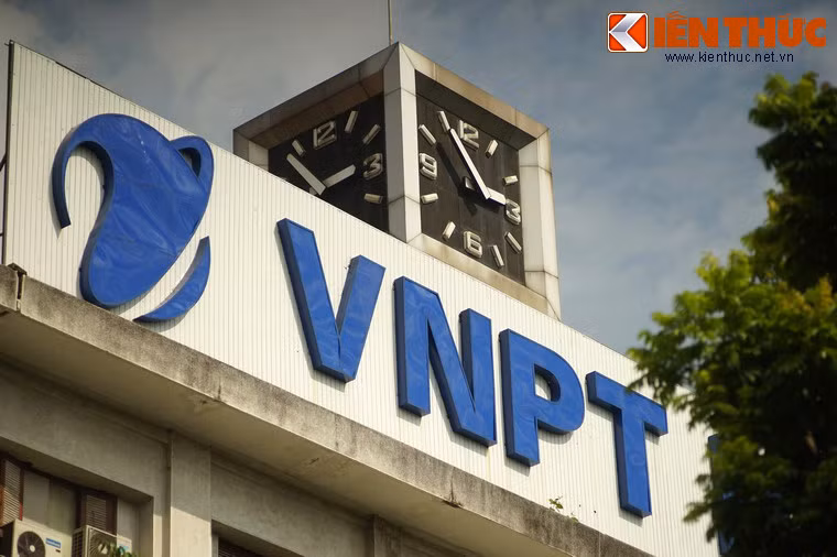 Điểm nhấn của công trình là tháp đồng hồ điểm có 4 mặt giống nhau, mỗi mặt vuông cạnh rộng 4,5m vuông. Từ năm 1978, những tiếng chuông của đồng hồ đã chính thức vang lên.